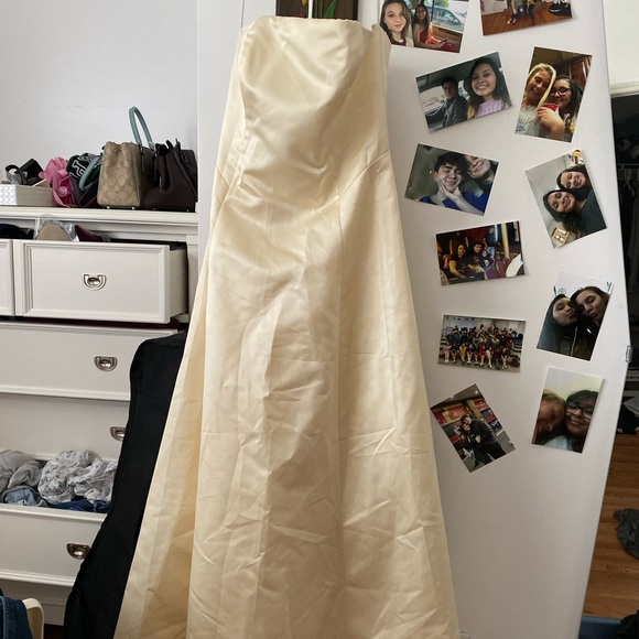 unbranded pastel yellow formal gown - Picture 5 of 6